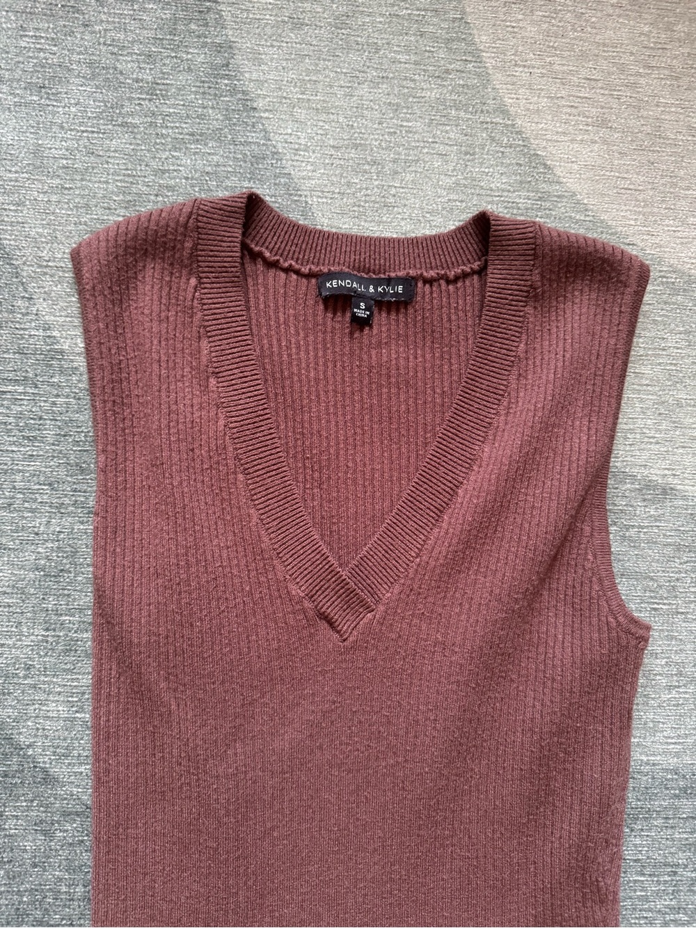 Kendall & Kylie Brown Ribbed V-Neck Sweater Vest dress